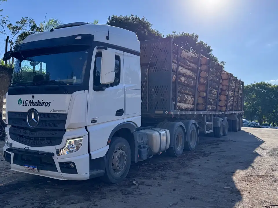 Caminhão da frota própria da LG Madeiras carregado de toras