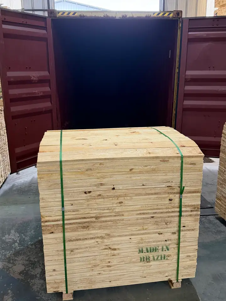 Pacote de pinus serrado marcado “Made in Brazil” na porta do contêiner